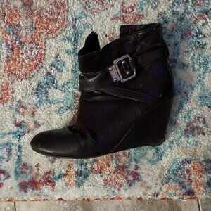 VERY PRETTY WEDGE BOOTS